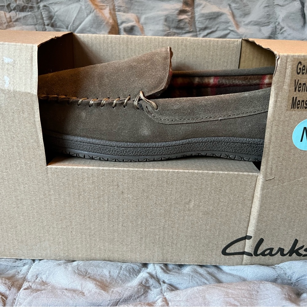 Clarks, men’s size 10, suede upper, hard-soled, flannel lined slippers, tan, NIB
